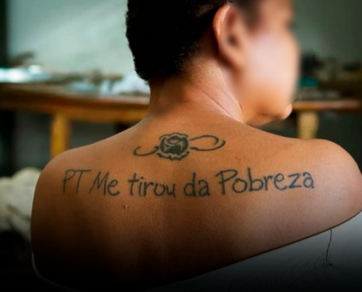 "Uma mulher se destacou ao fazer uma tatuagem com a frase: 'PT me tirou da pobreza'." (Imagem: reprodução Instagram)