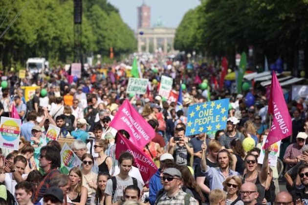 Identificadas por gorros de lã feitos à mão, as integrantes participam de protestos contra discursos nacionalistas e políticas antimigratórias, especialmente diante da ascensão do partido Alternativa para Alemanha (AfD) (Foto: X)