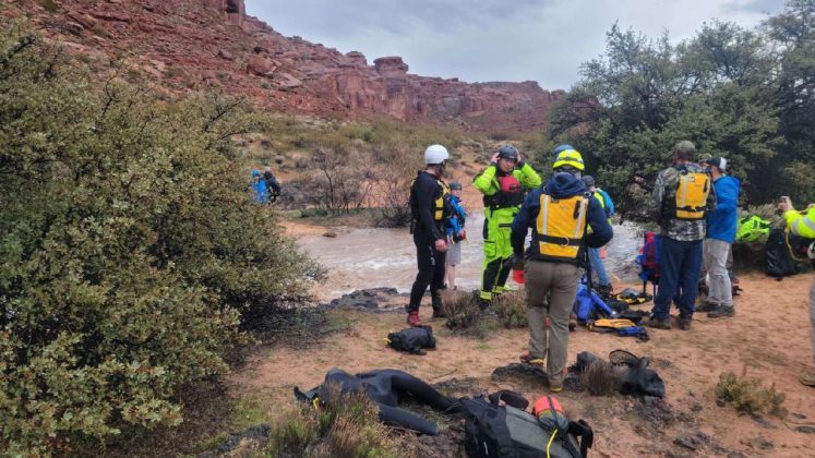 Durante a madrugada, um helicóptero localizou pai e filho em uma saliência da montanha e realizou a retirada com segurança (Foto: X)