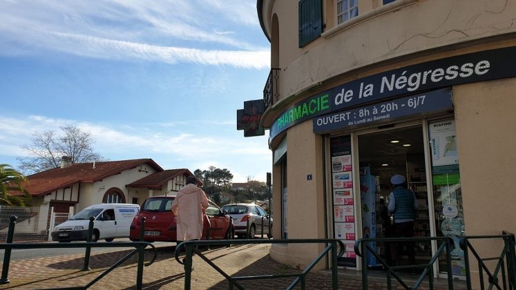 Um tribunal francês determinou a remoção do nome do bairro "La Négresse", em Biarritz, no sudoeste da França, após considerar a expressão ofensiva e incompatível com os princípios de dignidade e igualdade (Foto: X)