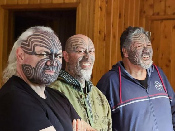 As tatuagens Maori simbolizavam status e identidade cultural, mas eram invisíveis nas fotos da época. (Imagem: reprodução Instagram)