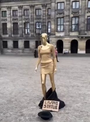 O vídeo mostrou pessoas pagando para assistir a estátua. (Imagem: reprodução instagram)