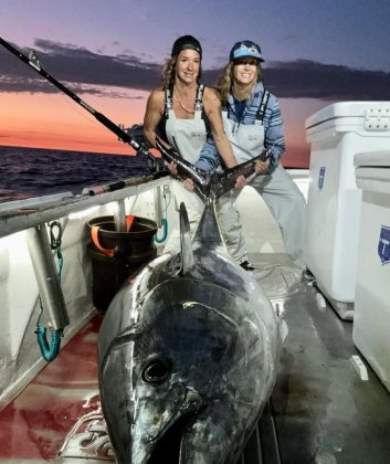 Michelle Bancewicz Cicale fez história ao capturar um atum azul gigante. (Imagem: reprodução Instagram)