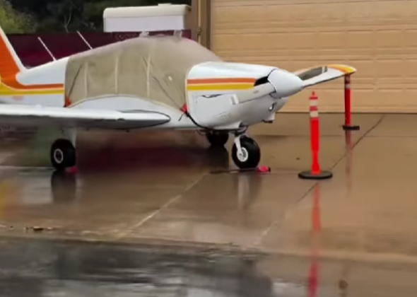 "Os residentes estacionam aeronaves diretamente em seus quintais." (Imagem: reprodução Instagram)