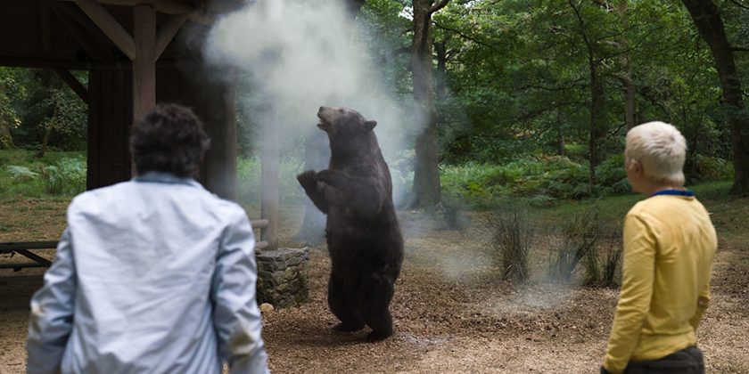 O filme O Urso do Pó Branco, dirigido por Elizabeth Banks, chega ao catálogo da Netflix no próximo dia 13, trazendo uma trama curiosa e repleta de ação (Foto: X)