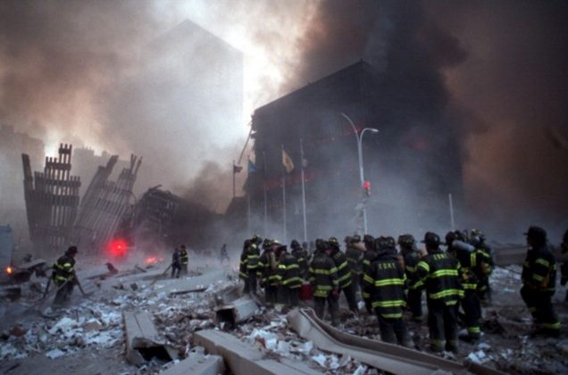 Segundo relatos, ao longo dos anos, o bombeiro enfrentou crises respiratórias severas e infecções persistentes, consequência da inalação de fumaça e partículas tóxicas nos destroços do ataque (Foto: X)