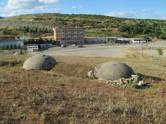 A construção em massa desses bunkers ocorreu durante o regime comunista de Enver Hoxha, que governou a Albânia com um estilo autoritário e paranoico. Ele acreditava que a Albânia estava constantemente em risco de ser invadida por seus vizinhos, como a Grécia e a antiga Iugoslávia (Foto: Wikimedia Commons)