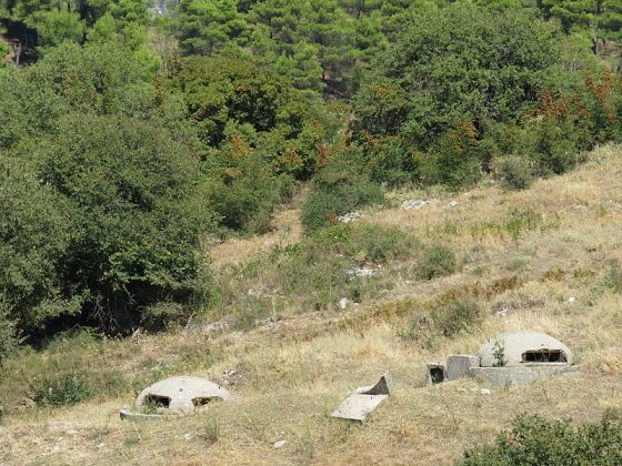 Com uma área que é 20 vezes menor que o estado de Minas Gerais, a Albânia chama a atenção por seus patrimônios da Unesco, como as cidades de Berat e Gjirokastër, além da culinária mediterrânea e das lendas sobre figuras como o herói Epaminondas. Porém, um dos aspectos mais curiosos do país são os bunkers, que dominam paisagens variadas, de montanhas a praias desertas (Foto: Wikimedia Commons)