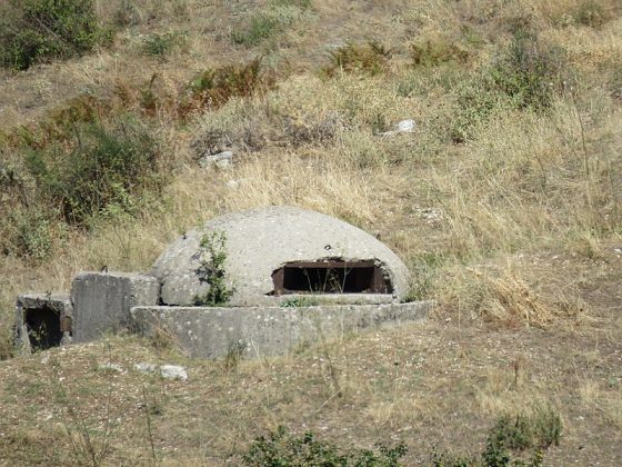 Hoje em dia, muitos dos bunkers estão em ruínas, mas se tornaram parte da história e da curiosidade dos turistas. Alguns foram transformados em espaços comerciais e outros servem como lembretes do período isolacionista da Albânia (Foto: Wikimedia Commons)