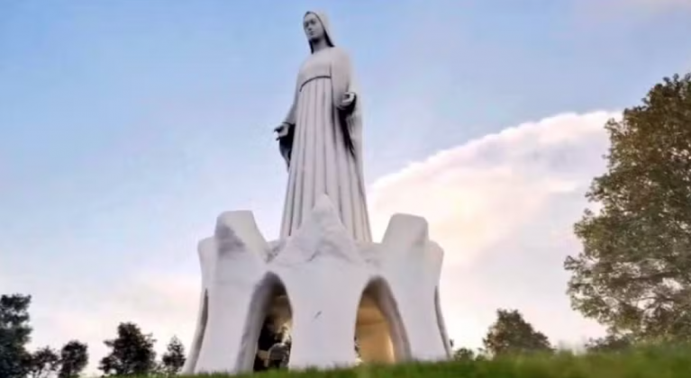 Monumento de 55 metros será um presente de empresário bilionário à cidade de Kikola (Foto: X)