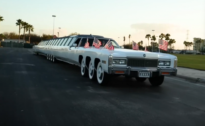 Foi resgatado por Michael Dezer e Michael Manning, que investiram anos e muito dinheiro para restaurá-lo. Agora, ele está como novo e pode ser visto no Dezerland Park Orlando’s Auto Museum (Foto: Reprodução/YouTube)