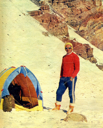 Enterrada na neve por quase 40 anos, a mochila teria armazenado registros da expedição, incluindo uma câmera com uma fita de vídeo que já foi recuperada e entregue à família (Foto: X)