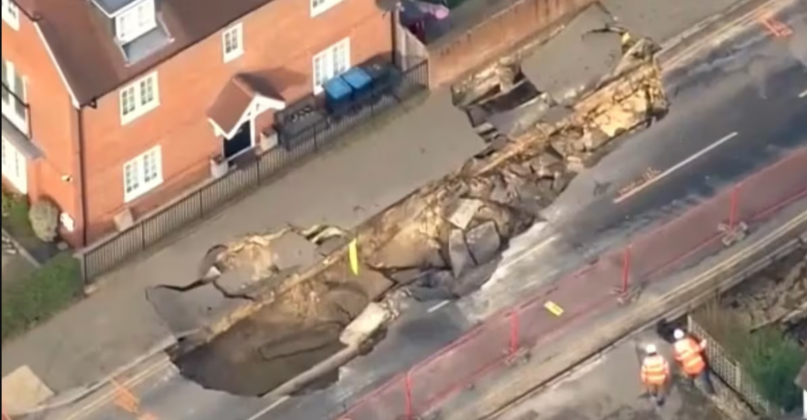 Com cerca de 30 propriedades evacuadas e um veículo à beira de uma das crateras, moradores relatam preocupação com a segurança de suas residências e a incerteza sobre o retorno (Foto: X)