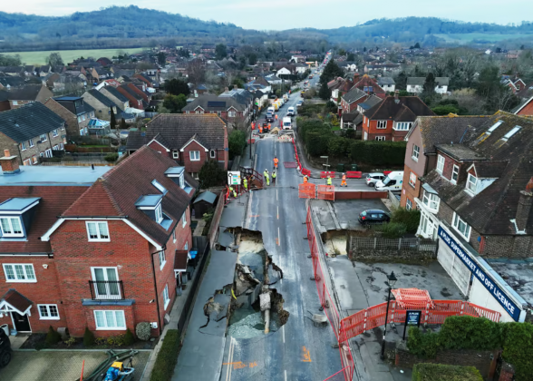 Duas crateras de grandes proporções abriram-se repentinamente em uma rua residencial na cidade de Godstone, no condado de Surrey, sul da Inglaterra, forçando moradores a deixarem suas casas às pressas (Foto: X)