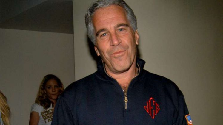 A investigação sobre Jeffrey Epstein, financista acusado de comandar um esquema de exploração sexual de menores, voltou ao centro das atenções após a procuradora Pam Bondi exigir do FBI a entrega de documentos que teriam sido ocultados (Foto: X)