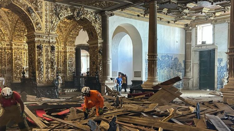 Uma tragédia marcou a tarde desta quarta-feira (5) no Centro Histórico de Salvador. Parte do teto da Igreja de São Francisco de Assis, conhecida como a "Igreja de Ouro", desabou, resultando na morte de uma turista de 26 anos e deixando outras seis pessoas feridas (Foto: X)