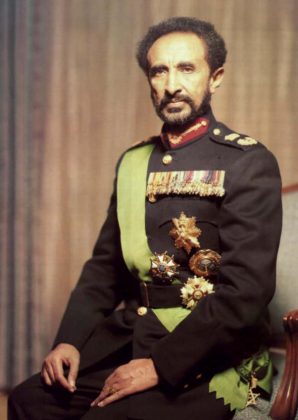 Rastafáris e Haile Selassie: O movimento Rastafári venera o imperador Haile Selassie I como uma figura divina, associado à profecia de Marcus Garvey sobre um rei negro coroado na África (Foto: Wikimedia Commons)