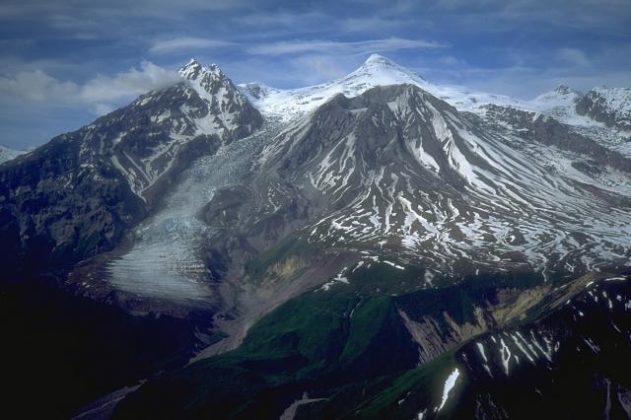 Um aumento significativo na atividade sísmica sob o Monte Spurr, no Alasca, tem chamado a atenção dos especialistas do Observatório de Vulcões do Alasca (AVO) (Foto: X)