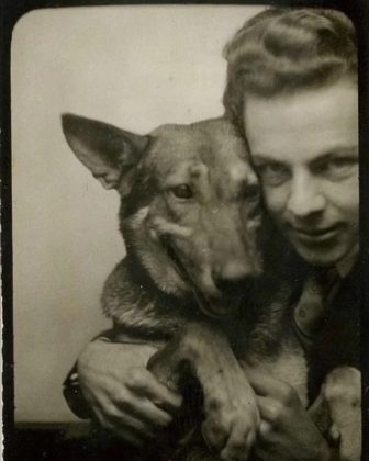 Em 1943, um homem e seu cão capturaram momentos de tranquilidade em meio à guerra. (Imagem: reprodução instagram)