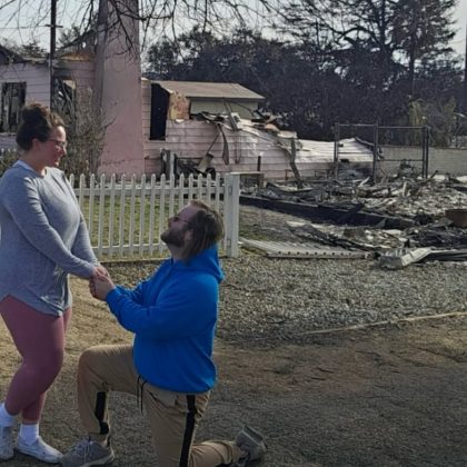 Emocionado, ele fez o pedido de casamento no próprio terreno. (Imagem: reprodução Instagram)