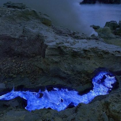 Uma chama de intenso tom azul elétrico pode ser observada à noite. (Imagem: reprodução Instagram)