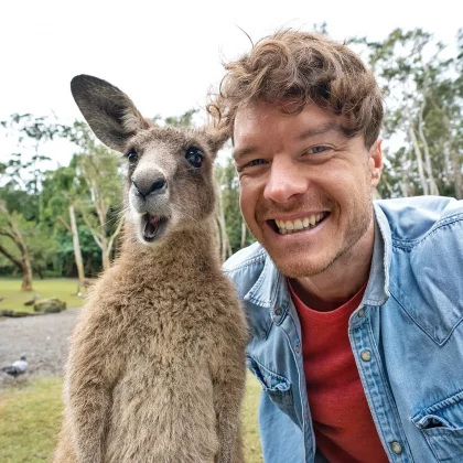 Ele passa horas para ganhar a confiança dos bichos. (Imagem: reprodução instagram @daxon)