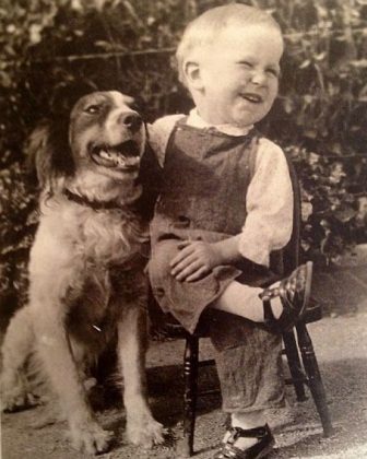 "As fotos antigas que retratam crianças e seus animais de estimação capturam momentos de uma pureza e afeto genuínos." (Imagem: reprodução Instagram)