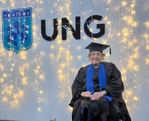 Yolanda Ribeiro Conti, uma idosa de 91 anos, realizou um sonho de infância. No dia 11 de dezembro, vestida com beca, recebeu seu diploma na Universidade Guarulhos, em São Paulo (Foto: Divulgação/UNG)