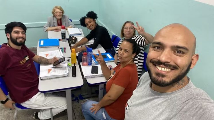 Sua filha, Vera Lúcia Ribeiro Conti, foi essencial para que isso acontecesse. Ela matriculou a mãe no EJA e acompanhou cada etapa da sua jornada escolar (Foto: Arquivo Pessoal)