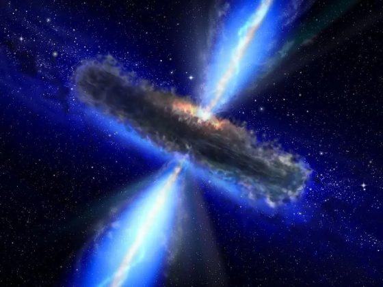 O quasar em questão é um objeto astronômico alimentado por um buraco negro massivo. Esse buraco negro, 20.000 milhões de vezes mais pesado que o sol, consome gás e poeira, liberando uma enorme quantidade de energia (Foto: NASA)