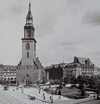 A igreja, construída no século 13, escondeu por séculos objetos de grande valor histórico. Os itens foram encontrados a 40 centímetros do solo, após a remoção do piso de madeira original (Foto: Wikimedia Commons)