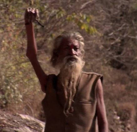 O sadhu indiano Amar Bharati mantém o braço direito erguido há quase 50 anos. O gesto extremo é sua forma de devoção a Shiva, um dos deuses supremos do hinduísmo (Foto: Reprodução/YouTube/Galileo)