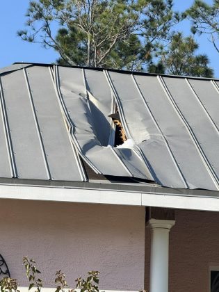 Felizmente, ninguém se feriu, mas o impacto danificou a estrutura da casa. Vigas de madeira foram estilhaçadas, e o telhado metálico ficou amassado (Foto: Palm Coast Fire Department)