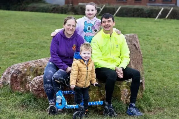 Os pais de Jacob, Georgina e Lee, ex-oficiais da Marinha, se dedicam à causa com corridas diárias de 6 km. Juntos, já conseguiram arrecadar mais de £ 4.000 para apoiar a instituição que ajudou Jacob. A campanha também teve o apoio da irmã de Jacob, Olivia, que resolveu participar e correr 30 km, demonstrando o espírito solidário de toda a família (Foto: Reprodução/The Sun)