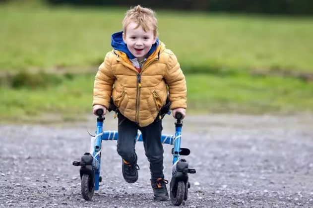 Jacob Fallows, um menino de três anos que sofre de paralisia cerebral espástica diplégica, é um verdadeiro exemplo de superação (Foto: Reprodução/The Sun)