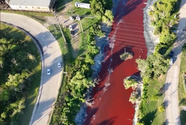 Rio em Bueno Aires fica vermelho e intriga moradores; causa ainda é um mistério (Foto: Reprodução/CNN)