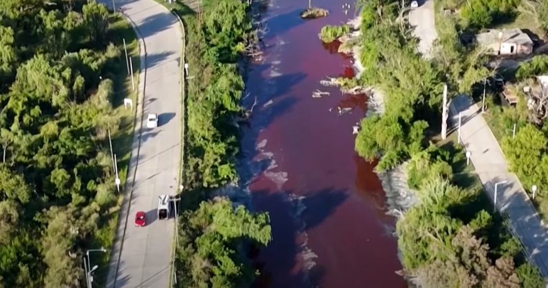 A coloração incomum, semelhante a sangue, causou apreensão e levantou diversas especulações (Foto: Reprodução/CNN)