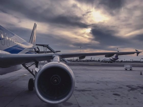 O policial pediu para que o responsável pela brincadeira se manifestasse, mas ninguém se identificou. Todos os passageiros foram escoltados para fora da aeronave (Foto: Pexels)