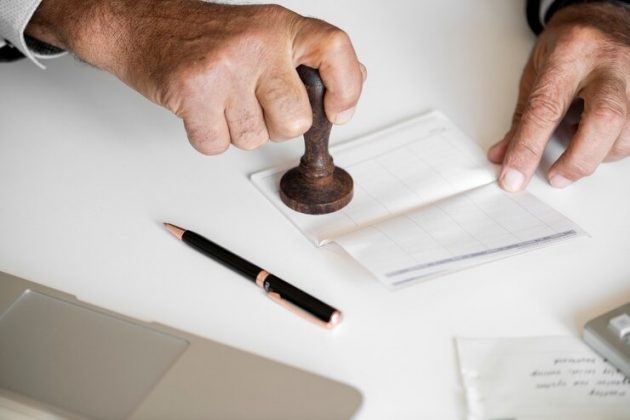 A fraude começou a ruir quando seu chefe pediu o documento completo. Sem saída, Gopal entregou a certidão inteira e, pouco depois, pediu demissão. Ele sabia que a mentira logo seria descoberta (Foto: Freepik)