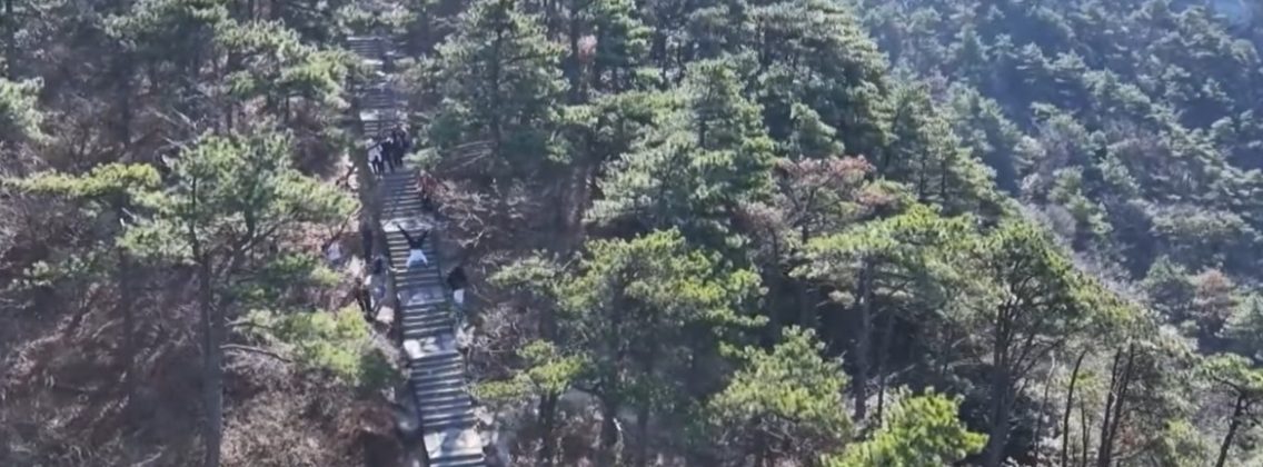 Apesar de ser um iniciante na escalada de parada de mão, Sun encarou a tarefa com determinação. Seu desafio ficou viral em novembro de 2024, quando ele foi filmado subindo Haibat, o pico mais alto da Montanha Wudang, com 1.612 metros (Foto: Reprodução/Facebook)