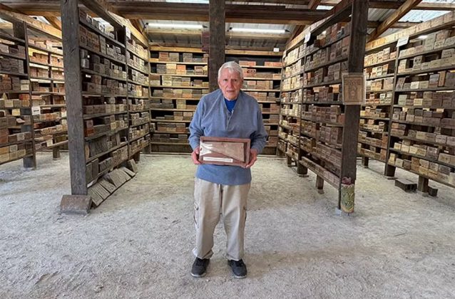 O americano Clem Reinkemeyer, de 87 anos, construiu a maior coleção de tijolos do mundo. São mais de 8 mil peças reunidas ao longo de 40 anos (Foto: Guinness World Records)