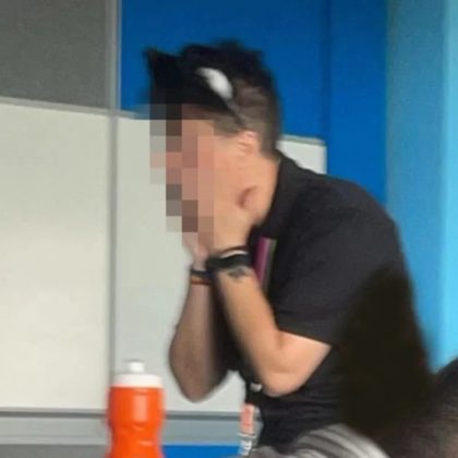 Professora que se identifica como gato causa polêmica ao rosnar para alunos em sala de aula (Foto: Reprodução/The Courier-Mail)