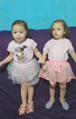 Emilly e Jackeline são inseparáveis. Mesmo tão pequenas, elas já demonstram um vínculo forte, com carinho e brincadeiras constantes. Quando estão longe, sempre perguntam uma pela outra. Karen e Maria, além de serem mãe e filha, se ajudam mutuamente na criação das meninas (Foto: Reprodução/Instagram)