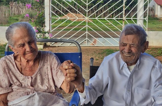 Manoel Angelim Dino e Maria de Sousa Dino estão juntos há impressionantes 84 anos. O casal brasileiro, com 105 e 101 anos, ostenta o recorde do casamento mais longo entre pessoas vivas (Foto: Guinness World Records)