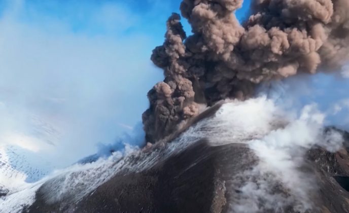 No dia 13 de fevereiro, o satélite mostrou um rio de lava de aproximadamente três quilômetros saindo da cratera Bocca Nuova (Foto: The Guardian)