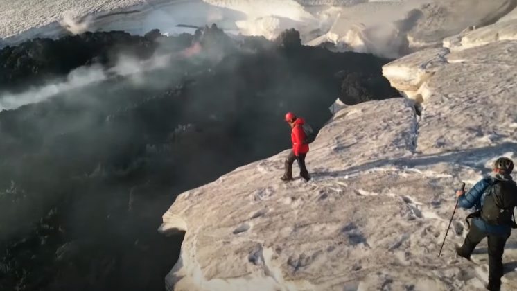 Apesar do risco, o Etna atrai turistas. Grupos de viajantes e até esquiadores se aproximaram das encostas para ver de perto as explosões e o rio de lava derretendo a neve (Foto: The Guardian)