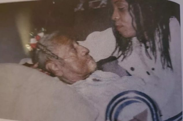 Mulher descobre que tem mais 35 irmãos após sua mãe revelar segredo surpreendente no leito de morte (Foto: Reprodução/Mirror)