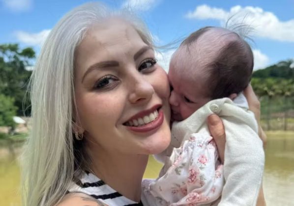 Bebê nasce com mecha branca de cabelo idêntica à da mãe e imagens viralizam (Foto: Reprodução/Instagram)