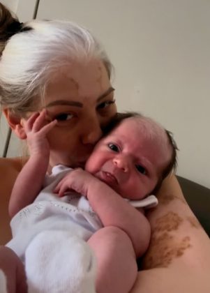 Ela nasceu com uma mecha branca de cabelo, exatamente como sua mãe, Pamella Sandy Amancio Cardoso (Foto: Reprodução/Instagram)