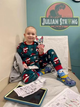 Golpistas estão usando a foto de Julian Galloway, de 9 anos, para criar arrecadações falsas. O menino enfrenta uma dura batalha contra um câncer cerebral desde 2019 (Foto: Reprodução/Redes Sociais)